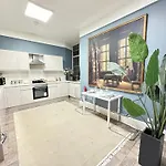 Oxford St Luxurious Villa