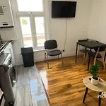 Central Two Bed Flat - 6 Minutes To Canning Town Station