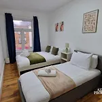 Central Two Bed Flat - 6 Minutes To Canning Town Station