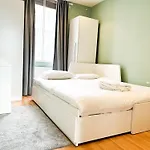Hammersmith 2 Bedroom Flat River Thames