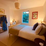 Stunning Home, Garden, Parking & Close Train Stations