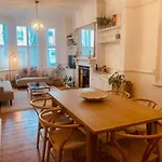 Stunning Home, Garden, Parking & Close Train Stations