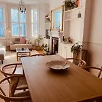 Stunning Home, Garden, Parking & Close Train Stations