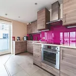Cosy 2-Bed Poplar Flat W/ City Views