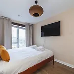 Cosy 2-Bed Poplar Flat W/ City Views