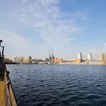 Londwell, Canary Wharf Riverfront Chic Apartment