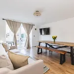 Arte Stays Serviced Houses Stratford - 3 Bedrooms 2 Bathrooms Houses London, Stratford, Maryland, Free Parking, Garden, Weekly Or Monthly Stays - Up To 8 Guests