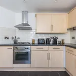 Arte Stays Serviced Houses Stratford - 3 Bedrooms 2 Bathrooms Houses London, Stratford, Maryland, Free Parking, Garden, Weekly Or Monthly Stays - Up To 8 Guests