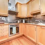 Beautiful Comfy 2 Bdr Apt With Balcony, Chelsea