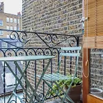 Beautiful Comfy 2 Bdr Apt With Balcony, Chelsea