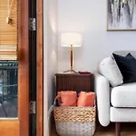 Beautiful Comfy 2 Bdr Apt With Balcony, Chelsea