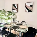 Central City 3 Minutes To Tower Of London Trendy Shoreditch Recently Refurbished 3 Bedrooms Sleeps 8
