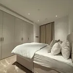 Large Luxury Riverside 2 Bedroom Apartment In Battersea