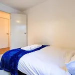 2 Bedroom Flat Near Westfield, Hospital, Stadium & Uni