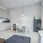 Bright 2-Bedroom Flat In Chelsea