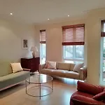 Beautiful Apartment With Underground Parking, Balcony In Kew, Richmond London