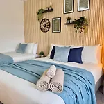 Convenient 2-Bed Apt 30Min To Central London