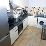 Great Location, Direct Links To London Bridge!
