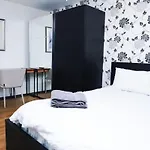 Great Location, Direct Links To London Bridge!