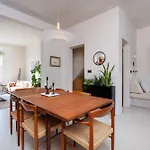 Veeve - De Beauvoir Hideaway