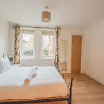 Stylish Spacious 3 Bed Home 5Min Walk From Station