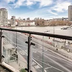 Amazing 2 Bedrooms With River Views For 6 People