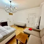 Spacious En Suite Room, Opposite Of Tube Station, 5 Minutes From Oxford Street