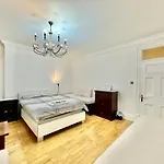Spacious En Suite Room, Opposite Of Tube Station, 5 Minutes From Oxford Street