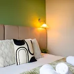 2Br 2Ba Sleeps 6 King Beds City Views E1