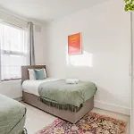 Spacious House In North London, Very Close To Train Station And Bus Stops, Near Tottenham Stadium & Lots Of Parking