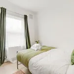 Spacious House In North London, Very Close To Train Station And Bus Stops, Near Tottenham Stadium & Lots Of Parking