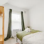 Spacious House In North London, Very Close To Train Station And Bus Stops, Near Tottenham Stadium & Lots Of Parking