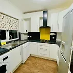 Luxury 2 Bed House With Parking, 5 Min Walk To Station & Ldo
