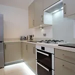 Room 1 For Couples - 13X13Ft Room, Balcony, Fast Wifi, All Bills Included