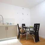 Room 1 For Couples - 13X13Ft Room, Balcony, Fast Wifi, All Bills Included