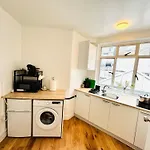 Modern Flat Steps From Finsbury & Emirates Stadium!