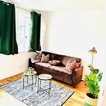 Modern Flat Steps From Finsbury & Emirates Stadium!