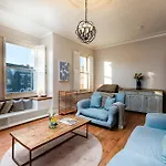 Vesto Three Bedroom Duplex Apartment In Clapham