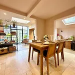 Bohemian Notting Hill Flat, Garden & Amenities