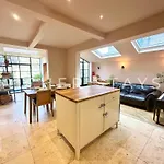 Bohemian Notting Hill Flat, Garden & Amenities