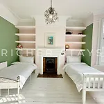 Bohemian Notting Hill Flat, Garden & Amenities