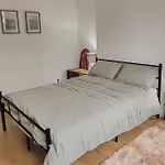 Cosy 2-Bed Flat, 8 Min To Tube