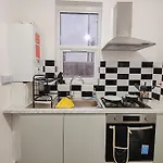 Cosy 2-Bed Flat, 8 Min To Tube