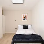 Morden Stratford Room 2 With Shared Bathroom