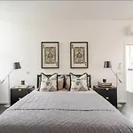 Luxury 3 Bed Central Soho Apartment