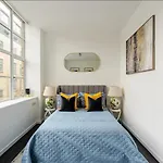 Luxury 3 Bed Central Soho Apartment