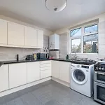Stylish 3 Bed Home With Gardens Fast Transport Links