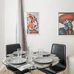 Stylish 3 Bed Home With Gardens Fast Transport Links