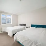 Stylish 3 Bed Home With Gardens Fast Transport Links