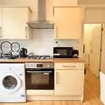 2 Bed Apartment In Paddington